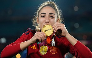 Giúp Tây Ban Nha vô địch thế giới, nữ cầu thủ mới biết tin bố qua đời, viết những dòng tâm thư đầy cảm động