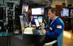 Thị trường chứng khoán toàn cầu đối mặt với một 'cơn bão hoàn hảo'