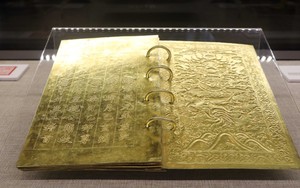 Chiêm ngưỡng những hiện vật chế tác bằng vàng bạc từ thời Vua Khải Định