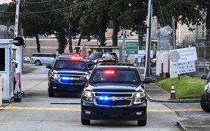 Cựu Tổng thống Mỹ Donald Trump được tại ngoại ngay sau khi trình diện tại nhà tù ở Atlanta