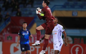 Trung vệ Quế Ngọc Hải: ‘Văn Lâm là thủ môn chơi chân tốt’