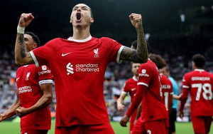 Van Dijk bị đuổi, Nunez hóa người hùng, Liverpool thắng ngược Newcastle để vào top 4 Ngoại hạng Anh