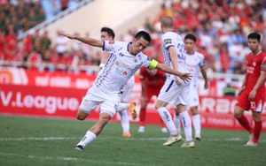 Văn Quyết nghỉ 1/3 mùa giải vẫn ẵm giải vua phá lưới nội, CĐV hết lời khen ngợi