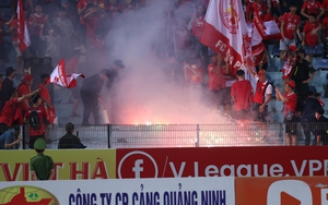 CĐV Hải Phòng liên tiếp để lại hình ảnh xấu, đốt pháo sáng trên sân Hàng Đẫy