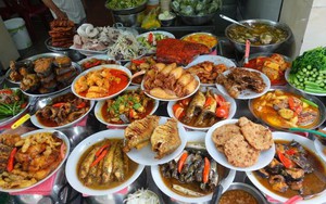 Quán cơm “nhà giàu” ở vỉa hè TPHCM: Giá 150.000 đồng/đĩa vẫn đắt khách