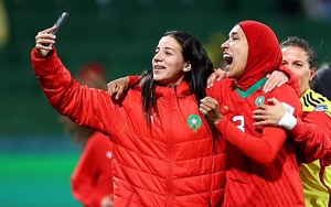 ĐT nữ Ma rốc vỡ òa sau khi xem trận hòa như thua của nữ Đức trên điện thoại
