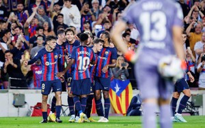 Barcelona giành Joan Gamper Trophy: Phía sau của chiếc cúp
