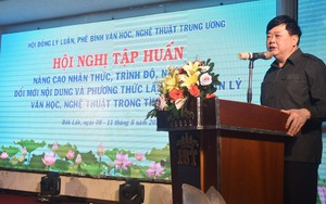 Nâng cao nhận thức, trình độ, năng lực lý luận, phê bình văn học, nghệ thuật trong tình hình mới