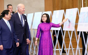 Thủ tướng Phạm Minh Chính và Tổng thống Hoa Kỳ Joe Biden tham quan trưng bày ảnh của TTXVN