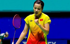 Hình ảnh tay vợt Nguyễn Thùy Linh lủi thủi một mình đất khách quê người khiến nhiều CĐV Việt Nam chạnh lòng