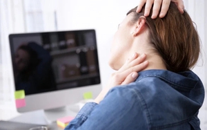 Bác sĩ cảnh báo thói quen bẻ cổ có thể gây ra tình trạng nguy hiểm