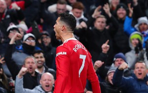 VIDEO Fan MU liên tục hát vang tên Ronaldo ở trận thua Brighton?