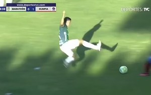 Cầu thủ ở Honduras bị đuổi vì vào bóng bằng cả hai chân khiến hai... đồng đội chấn thương 