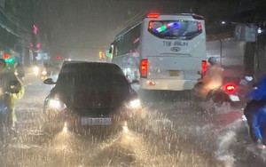 TP. Hồ Chí Minh ngập nặng sau cơn mưa lớn vào chiều tối