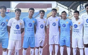 Văn Toàn đã ra mắt Nam Định, CĐV phát hiện điều trùng hợp kì lạ khi chụp ảnh chung với đồng đội mới