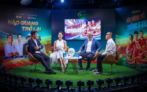 HLV Calisto và các danh thủ làm quen sân Thống Nhất vào chiều 23/9