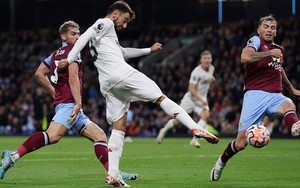 Bruno Fernandes lập siêu phẩm, MU chật vật đánh bại đội cửa dưới