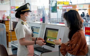 Cấm bay 12 tháng một nữ hành khách vì dùng giấy tờ giả