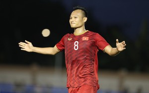 ‘Người không phổi’ của ĐT Việt Nam lập cú đúp đẳng cấp vào lưới đội bóng của Quang Hải, khiến CĐV tấm tắc khen