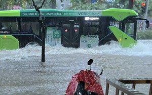 Mưa lớn gây ngập úng một số tuyến đường tại Hà Nội