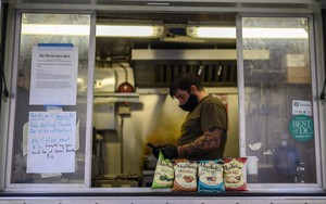 Mỹ: Bang California quy định tăng lương cho lao động trong lĩnh vực ăn nhanh