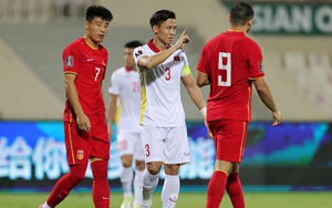Quế Ngọc Hải hành động đặc biệt khi 'đàn em' ở ĐT Việt Nam mắc sai lầm trước ĐT Trung Quốc, fan khen 'đúng chất thủ lĩnh' 