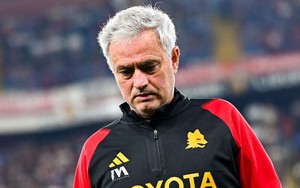 AS Roma thua thảm, fan muốn quay lưng, Mourinho vẫn bào chữa ấn tượng 