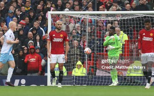 Palace 'kéo sập' Old Trafford, MU dậm chân ở giữa bảng xếp hạng