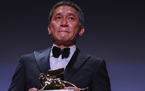 Lương Triều Vỹ bật khóc nhận giải Thành tựu trọn đời tại LHP Venice hậu tin đồn ngoại tình