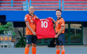 Yêu và 'ăn bám' bóng đá