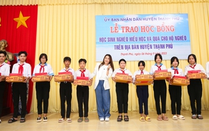 Mỹ Tâm trao 100 suất học bổng cho trẻ em nghèo hiếu học
