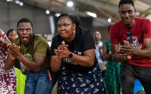 Nhà thờ ở Uganda phá kỷ lục Guinness thế giới về thời gian vỗ tay: 3 giờ 16 phút