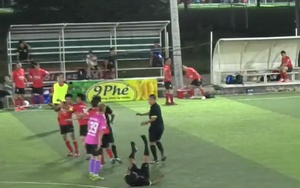 Trọng tài VFF bị đấm gục trên sân bóng đá phủi