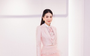 Mai Ngọc làm MC cho show thời trang của NTK Hà Duy