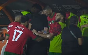 Hi hữu tiền đạo phải ăn mừng bàn thắng từ... ghế dự bị sau khi lập công tại giải vô địch châu Phi