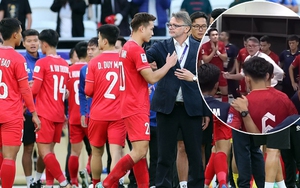 HLV Troussier quát lớn 'truyền lửa' học trò ĐT Việt Nam trong phòng thay đồ khiến triệu fan phấn khích