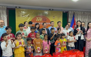 Thuỳ Tiên mang Tết hạnh phúc đến với người gốc Việt tại Campuchia