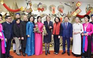 Phu nhân Chủ tịch nước và Phu nhân Tổng thống Đức thưởng thức múa rối nước