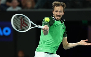 Medvedev ngược dòng ngoạn mục trước Zverev sau 5 set kịch tính, hẹn Sinner ở chung kết Úc mở rộng