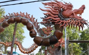Độc đáo hai con rồng làm bằng lu, hũ ở Bình Dương