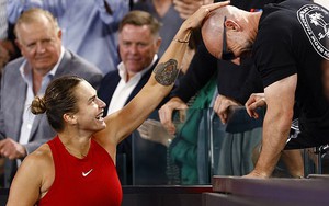 Sabalenka thực hiện 'nghi thức kỳ lạ' khi bảo vệ thành công danh hiệu Australia Open