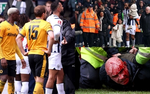 Bạo loạn ở FA Cup, cầu thủ phải ra khỏi sân để giải cứu người thân