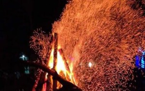 Độc đáo tục lấy lửa đêm 30 Tết ở làng bích họa Cảnh Dương