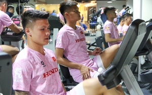 Thầy trò HLV Troussier phấn khích vì được đón tiếp nồng nhiệt, tập GYM sau khi đến Qatar