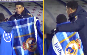 Nhìn cậu bé nhặt bóng run lên vì rét, Jude Bellingham có hành động đầy cảm động