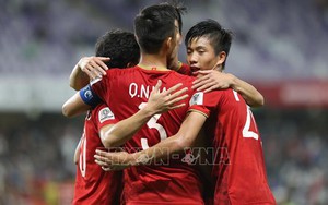ĐT Việt Nam thắng trận thứ 2 ở Asian Cup và lách qua ‘khe cửa hẹp’ để đi tiếp, báo nước ngoài khen ngợi về siêu phẩm đá phạt