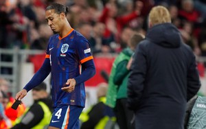 Van Dijk lĩnh thẻ đỏ, Hà Lan thoát thua ngoạn mục. Đức vững ngôi đầu