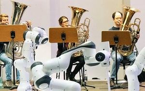 Robot ba tay điều khiển dàn nhạc giao hưởng tại Đức