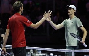 Số 1 thế giới Sinner thắng dễ Medvedev, đụng Djokovic ở bán kết giải đấu đặc biệt