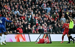 Tranh cãi hậu vệ Chelsea không bị đuổi dù mắc lỗi giống Saliba của Arsenal